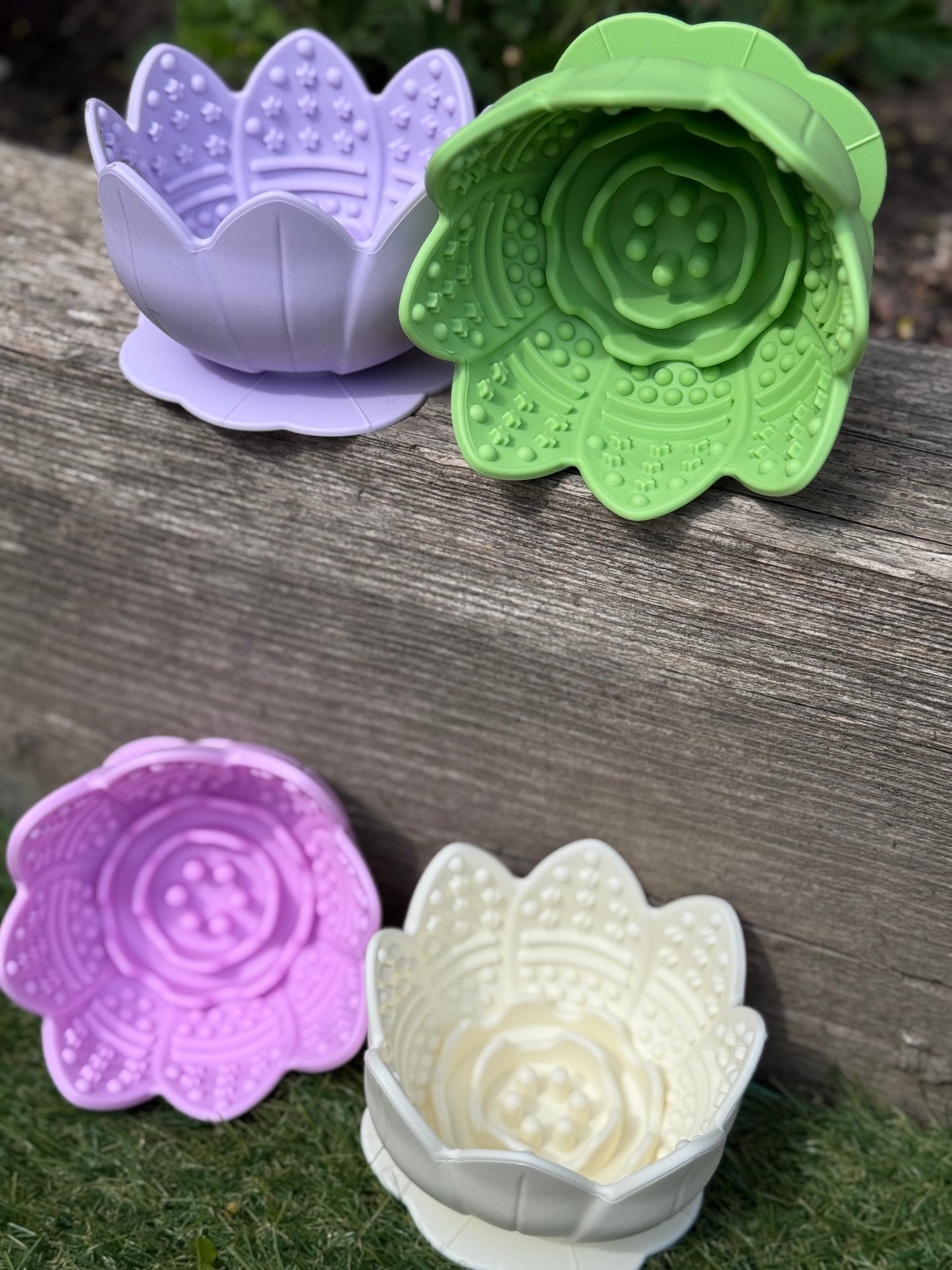 Lotus Flower Lick Pot Feeder(Free Postage)