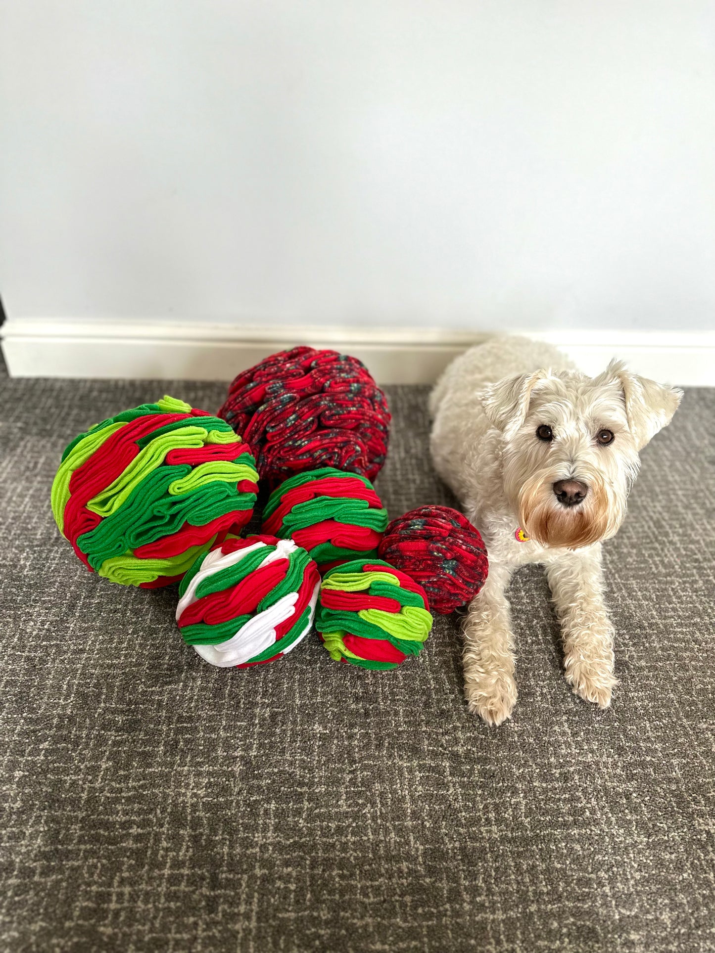 Festive Snuffle Balls Available In 3 Sizes (Free Postage)