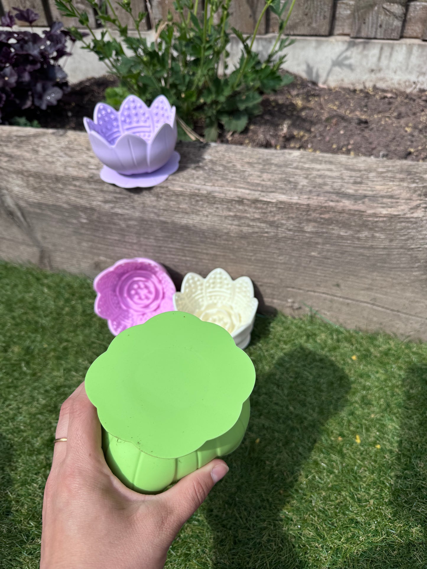 Lotus Flower Lick Pot Feeder(Free Postage)
