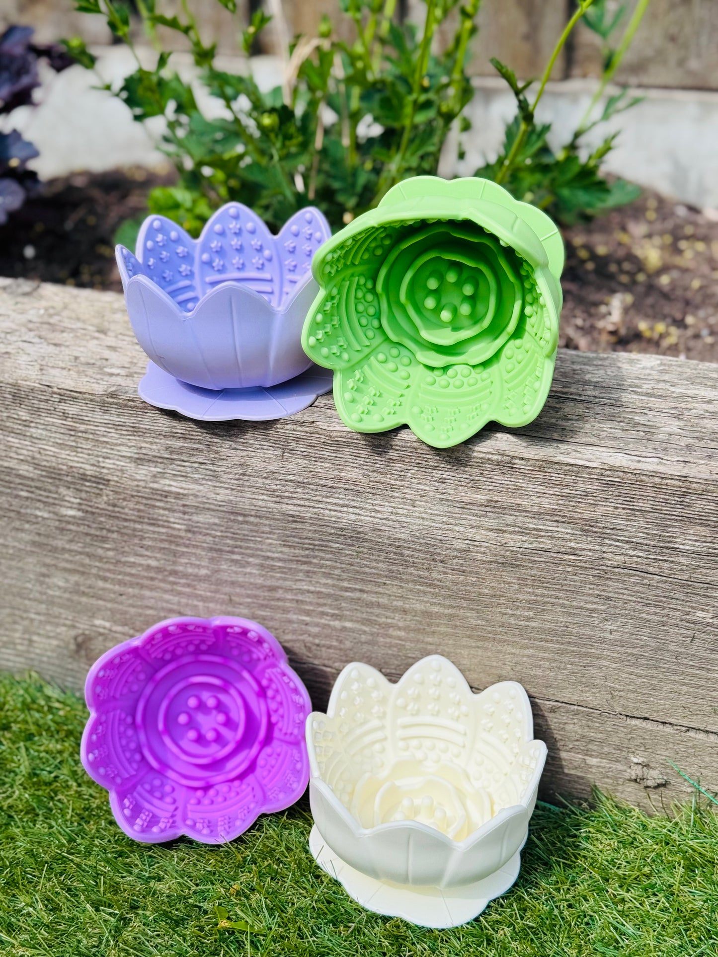 Lotus Flower Lick Pot Feeder(Free Postage)