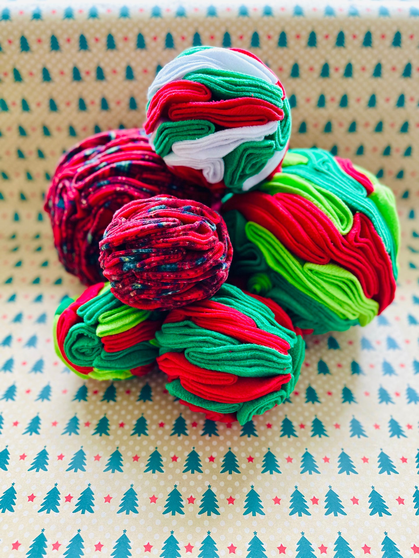 Christmas Snuffle Ball Available In 3 Sizes (Free Postage)