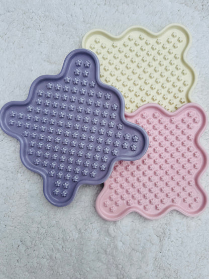Ceramic Swirly Stars Slow Feeder Plate